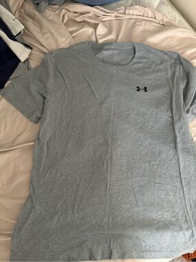 Under Armour Men’s Light Gray Crew Neck Short Sleeve Tee